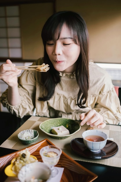 Medium shot woman eating