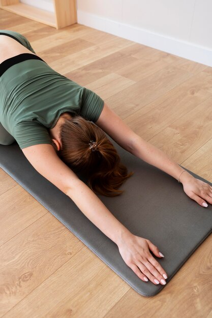 Medium shot woman exercising