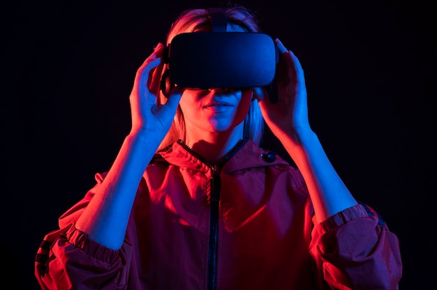 Free photo medium shot woman experiencing virtual reality