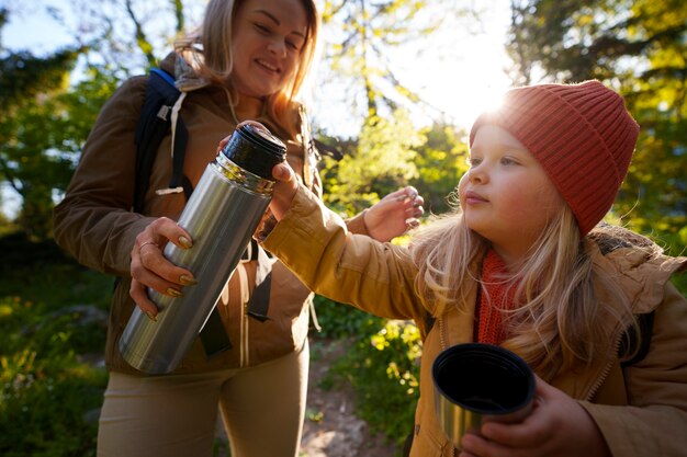 Foto gratuita donna e ragazza del colpo medio che esplorano la natura