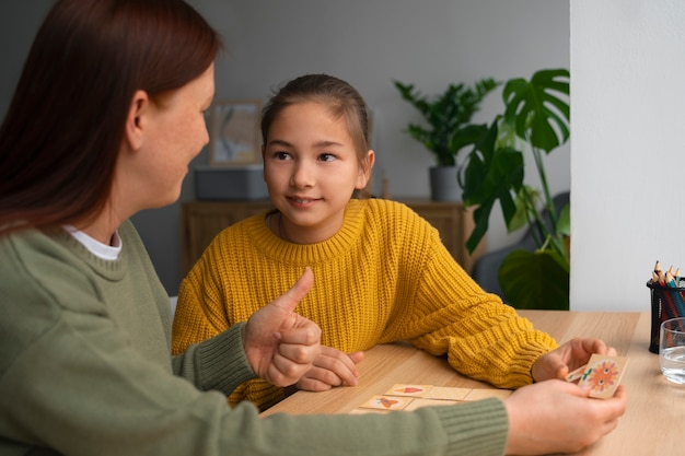 Free photo medium shot woman and girl playing memory game