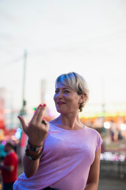 Foto gratuita gesto di mano della donna del colpo medio