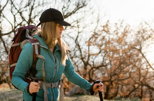 Foto gratuita escursione della donna del colpo medio