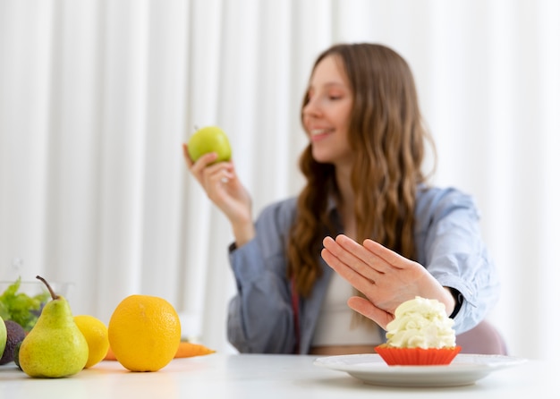 Free photo medium shot woman holding apple