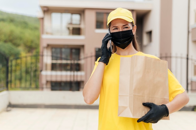 Medium shot woman holding bag