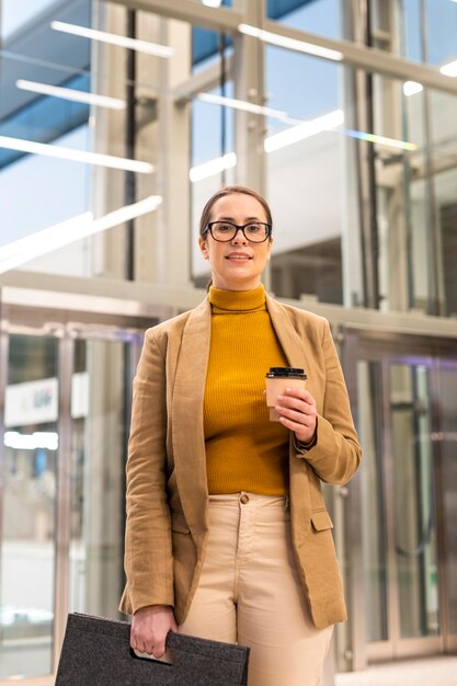 Foto gratuita borsa della holding della donna del colpo medio