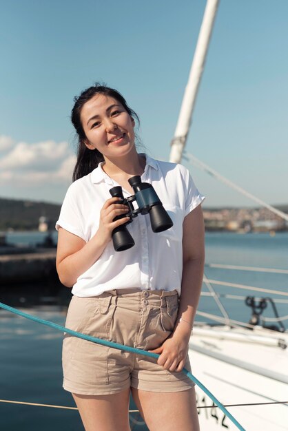 双眼鏡を持っているミディアムショットの女性