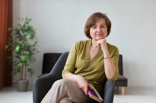 Free photo medium shot woman holding book