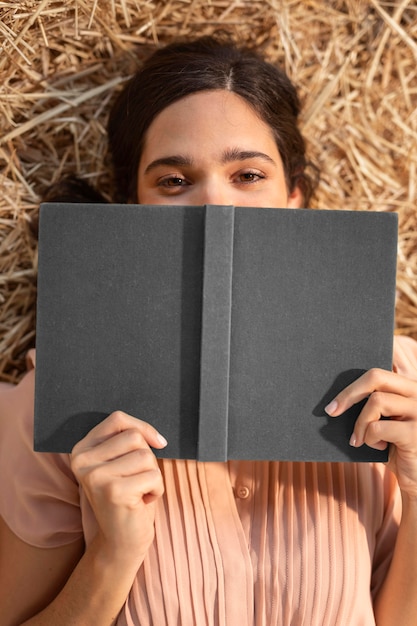 Foto gratuita libro della holding della donna del colpo medio