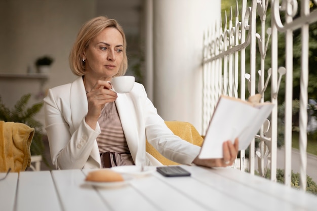 Free photo medium shot woman holding book