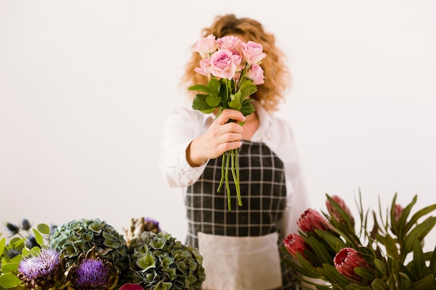 Medium shot woman holding a bouquet of roses