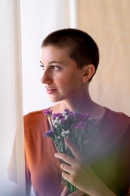 Free photo medium shot woman holding bouquet