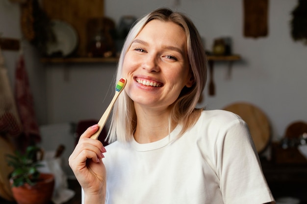 Free photo medium shot woman holding brush