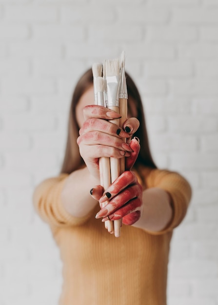 Foto gratuita spazzole della holding della donna del colpo medio