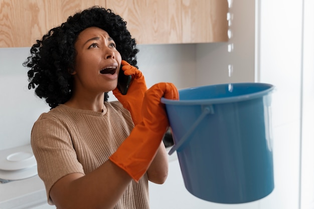 Foto gratuita secchio della tenuta della donna del colpo medio