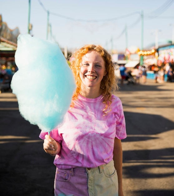 綿菓子を保持しているミディアムショット女性