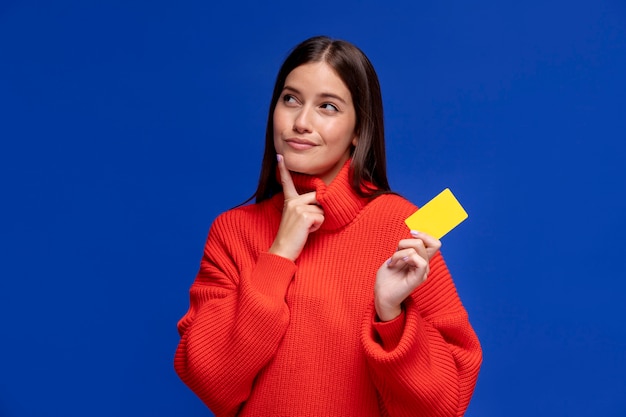 Foto gratuita cartolina della holding della donna del tiro medio