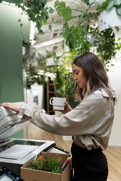 コーヒーカップを保持しているミディアムショットの女性