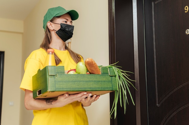 Free photo medium shot woman holding crate