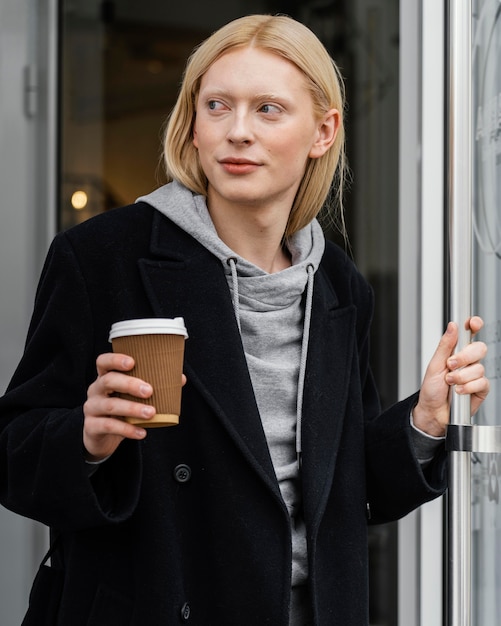 Tazza della holding della donna del colpo medio