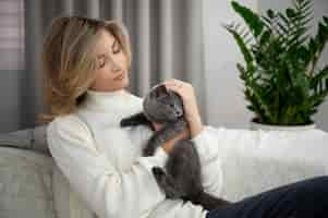 Free photo medium shot woman holding cute cat