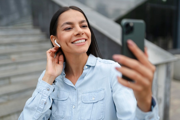 Foto gratuita dispositivo per tenere la donna a tiro medio