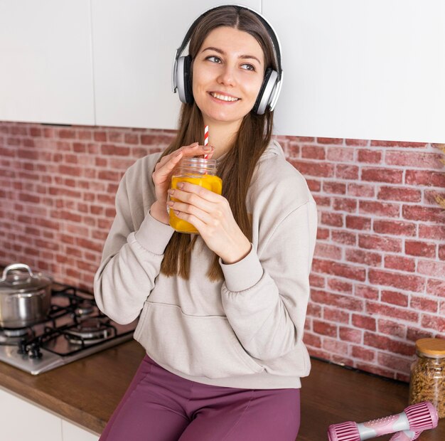 飲み物を持っているミディアムショットの女性