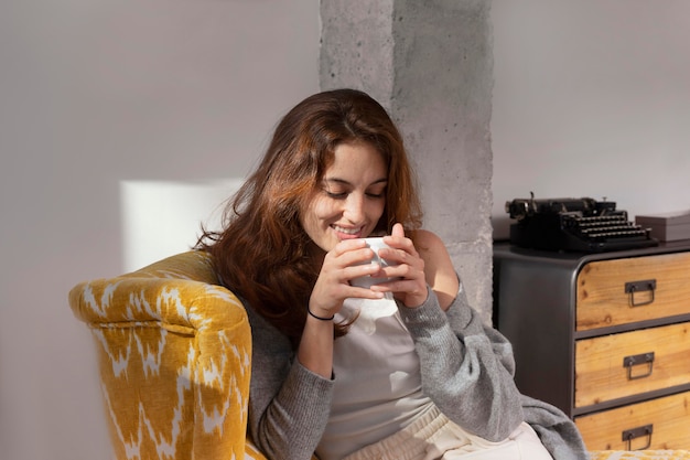 Free photo medium shot woman holding drink