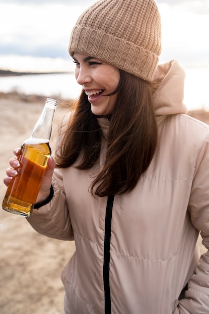 Foto gratuita bevanda della holding della donna del colpo medio?