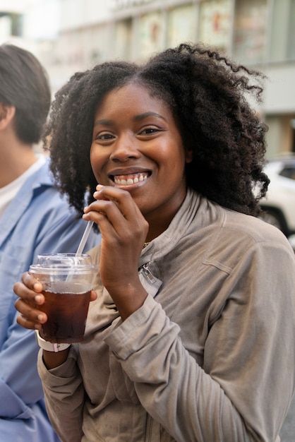 Free photo medium shot woman holding drink