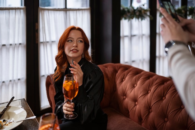 Free photo medium shot woman holding drink