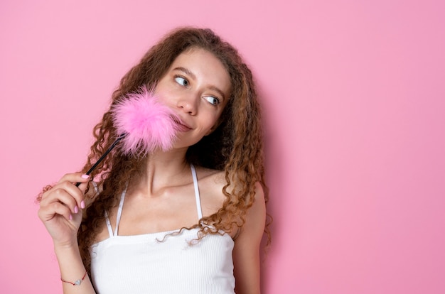 Free photo medium shot woman holding fluffy toy