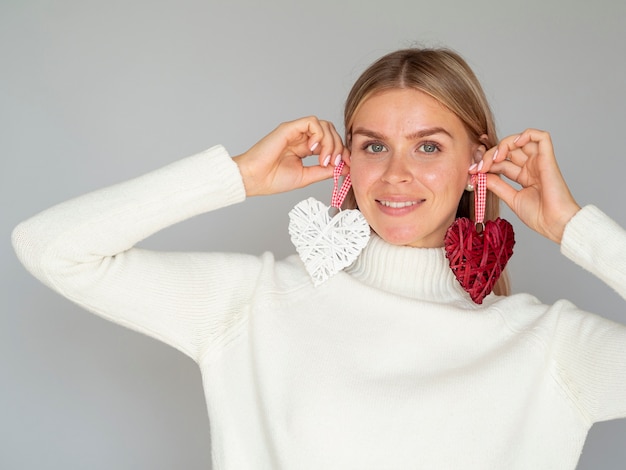 Foto gratuita cuori medi della tenuta della donna del colpo