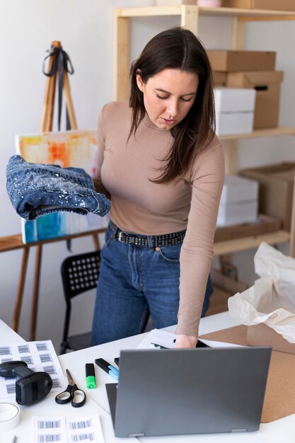 ミディアムショットの女性がアイテムを持っています