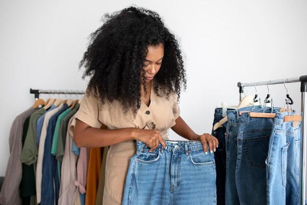 Foto gratuita jeans della holding della donna del colpo medio