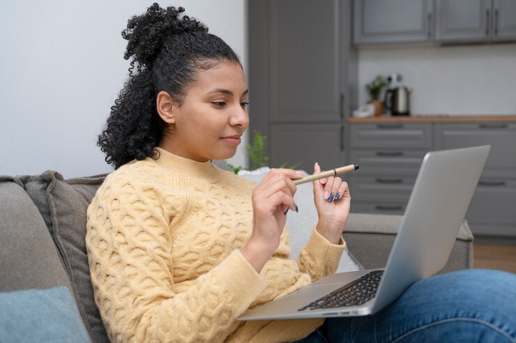Free Photo medium shot woman holding laptop