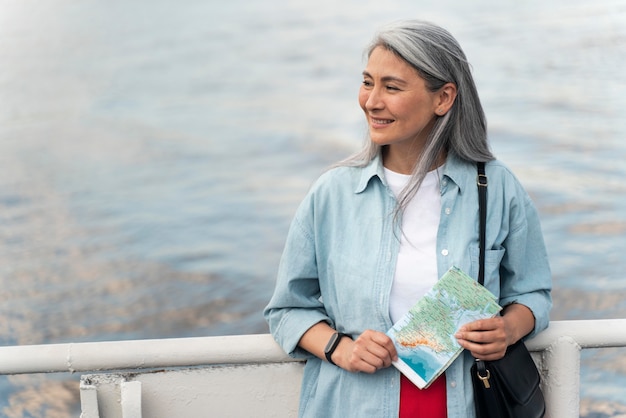 Free photo medium shot woman holding map