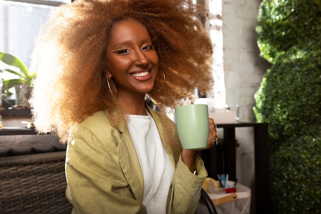 Free photo medium shot woman holding mug