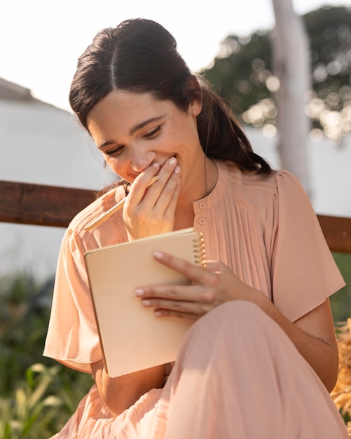 Free photo medium shot woman holding notebook