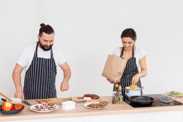 Free photo medium shot woman holding pasta