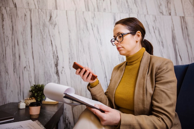 Free photo medium shot woman holding phone