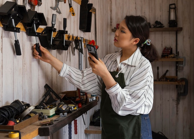 電話を持っているミディアムショットの女性