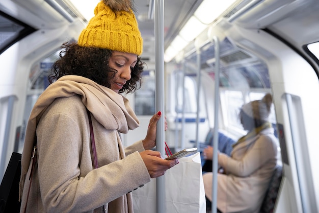 Foto gratuita donna con colpo medio che tiene il telefono