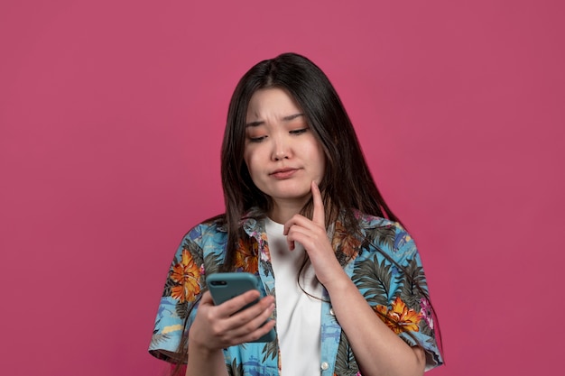 Foto gratuita telefono della holding della donna del colpo medio