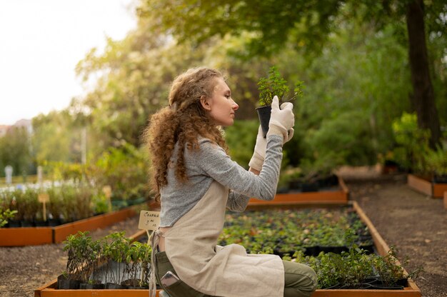 Free photo medium shot woman holding pot