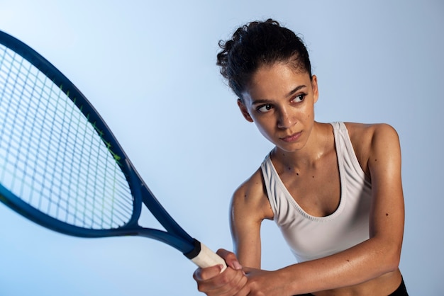 Free photo medium shot woman holding racket