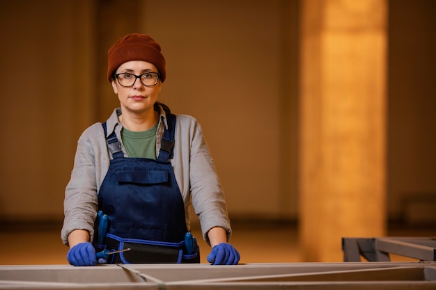 Foto gratuita cacciavite della holding della donna del colpo medio