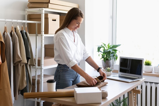 Foto gratuita camicia della holding della donna del colpo medio