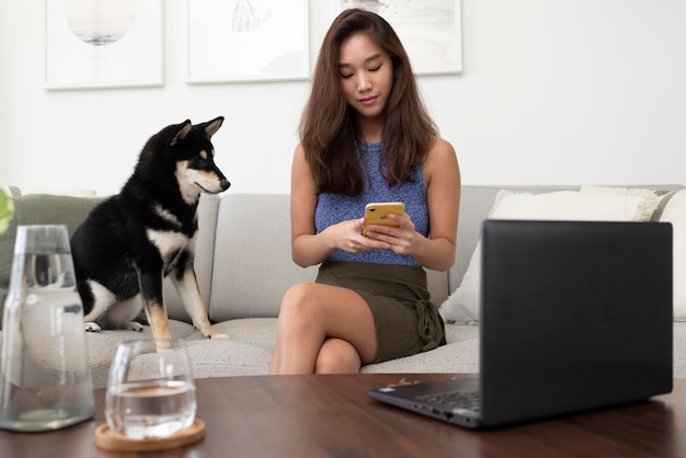 Free photo medium shot woman holding smartphone