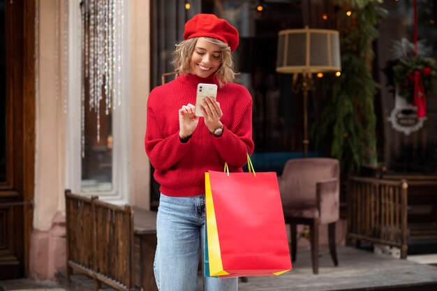 Foto gratuita smartphone della holding della donna del colpo medio